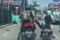 Sebuah video viral di media sosial memperlihatkan seorang pria oknum menendang pemotor wanita. (Instagram.com/@bekasi_24_jam)