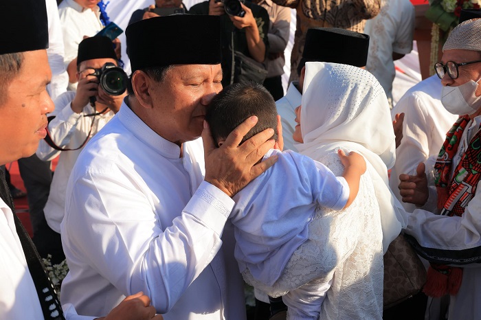 Ketua Umum Partai Gerindra Prabowo Subianto saat bersama Masyarakat. (Facbook.com/@Prabowo Subianto)

