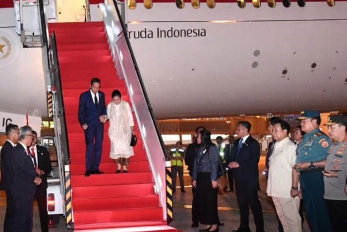 Presiden Jokowi disambut oleh Menteri Pertahanan Prabowo Subianto saat tiba di Tanah Air usai kunjungan dari Tiongkok dan Arab Saudi. (Instagram.com/@sekretariat.kabinet)
