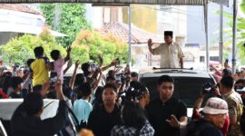 Calon presiden (capres) nomor urut 2, Prabowo Subianto melakukan ziarah ke makam keluarga Habib Ali Kwitang di Masjid Jami Al Riyadh Kwitang. (Dok. Tim Media Prabowo)
