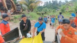 BPBD Kabupaten Padang Pariaman, Sumatera Barat bersama tim SAR gabungan melakukan evakuasi warga yang tertimbun material longsor pada Jumat (16/8/2024). (BPBD Kabupaten Padang Pariaman)