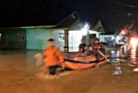 Tim Reaksi Cepat (TRC) BPBD Kabupaten Padang Pariaman berjibaku mengevakuasi warga yang terdampak banjir. (BPBD Padang Pariaman)
