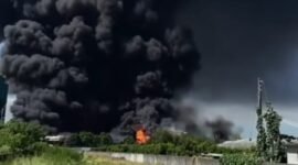 Kebakaran Pabrik Karet di Kawasan Industri Lubuk Begalung. (Tangkapan Layar Tiktok.com @hdr.p0)