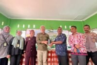 Sebanyak 1.000 bibit pohon buah seperti durian dan matoa dibagikan ke rumah-rumah warga untuk ditanam. (Dok. PT Pertamina Hulu Rokan)