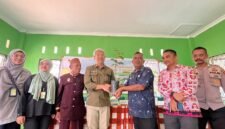 Sebanyak 1.000 bibit pohon buah seperti durian dan matoa dibagikan ke rumah-rumah warga untuk ditanam. (Dok. PT Pertamina Hulu Rokan)