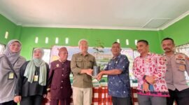 Sebanyak 1.000 bibit pohon buah seperti durian dan matoa dibagikan ke rumah-rumah warga untuk ditanam. (Dok. PT Pertamina Hulu Rokan)