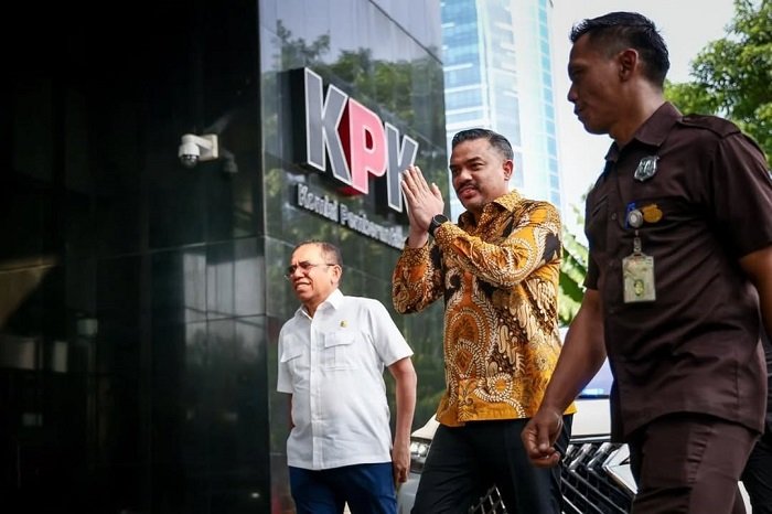 Maman Abdurrahman meninggalkan gedung KPK usai serahkan dokumen klarifikasi surat kunjungan istri. (Instagram.com@maman.abdurrahman.st)
