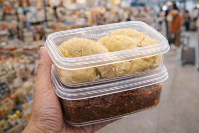 Bawa durian di pesawat sekarang bukan masalah! ✈️📦 Dengan sistem interlocking kedap udara dari wadah Trifinity, aroma menyengat durian dan minyak rendang terkunci rapat di dalam.